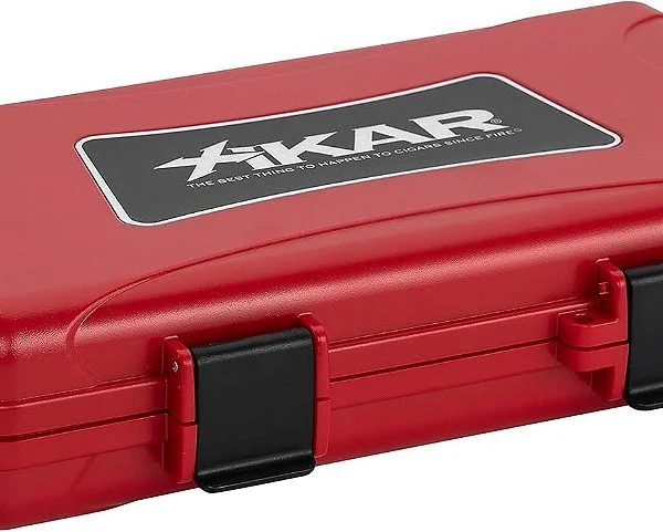 Umidor de viagem Xikar em plástico vermelho para 5 charutos, vista frontal