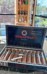 Charuto VegaFina Petit Corona — dominicano