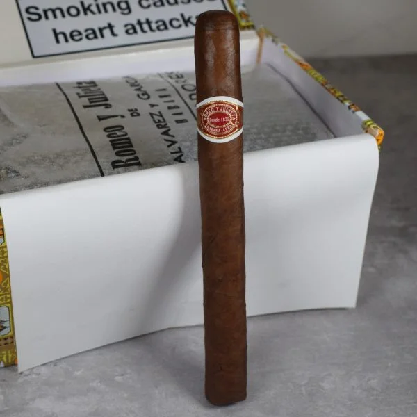 Charuto Romeo y Julieta Cazadores Churchill — cubano