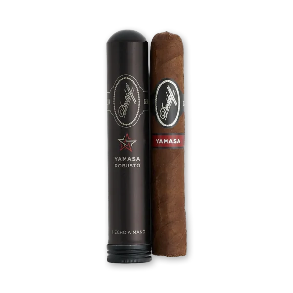 Dois tubos pretos Davidoff Yamasa Robusto, um aberto mostrando o charuto