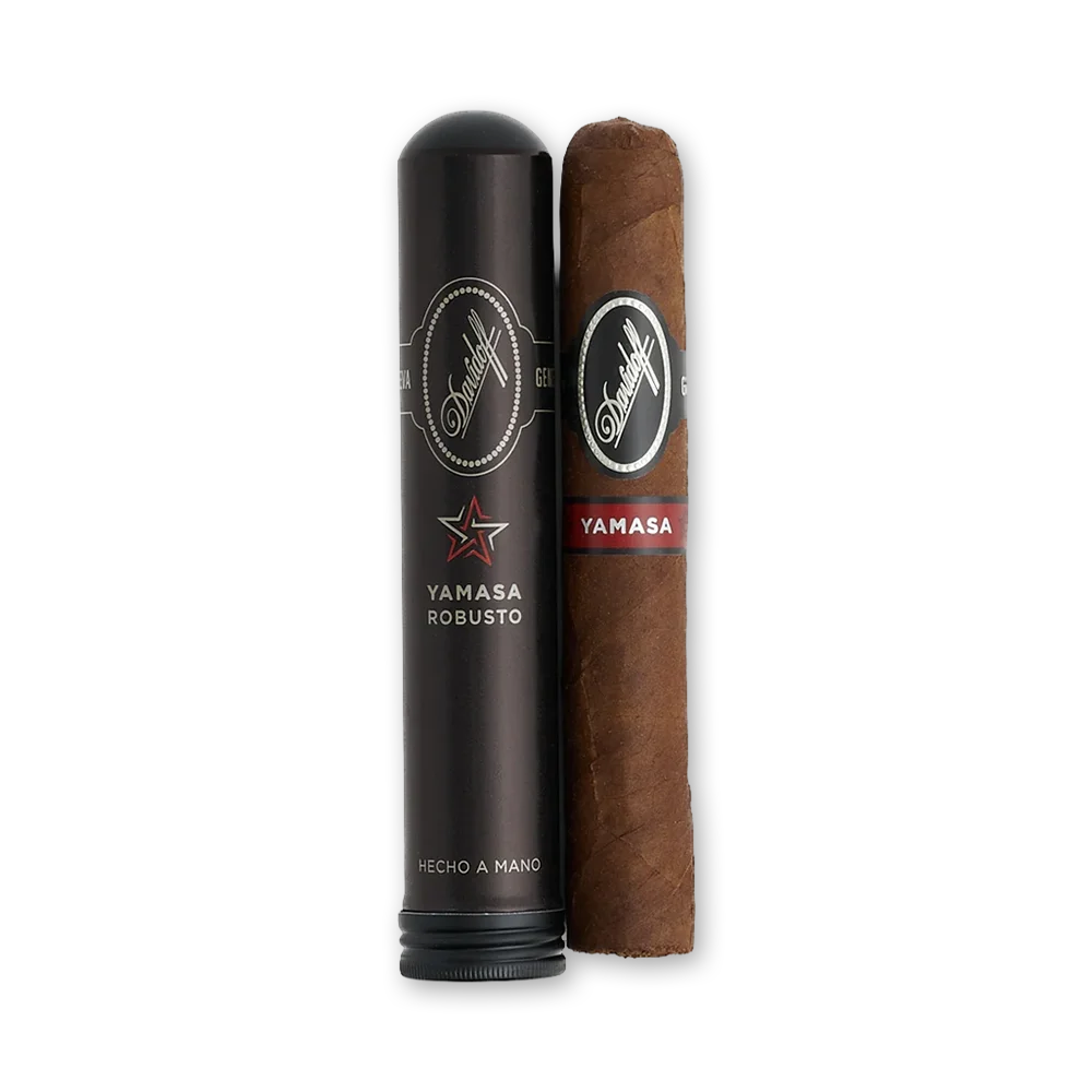 Tubo Davidoff Yamasa Robusto com charuto ao lado Dois tubos pretos Davidoff Yamasa Robusto, um aberto mostrando o charuto