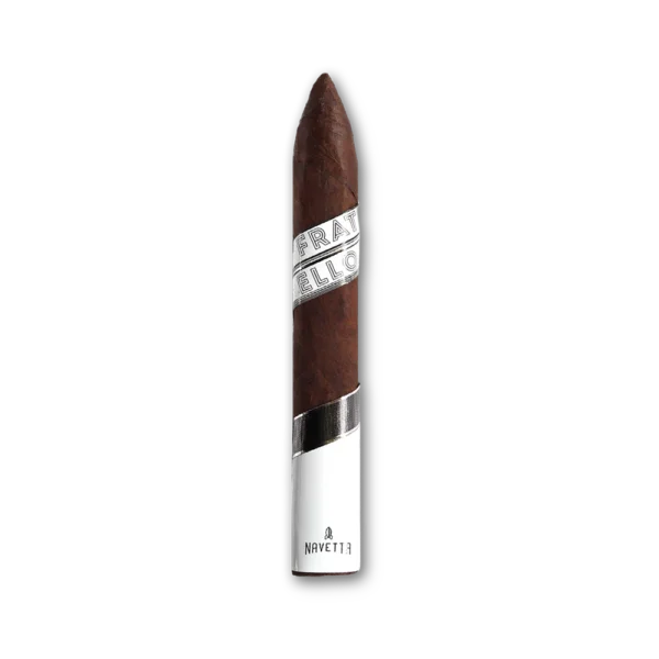 Charuto Fratello Navetta The Boxer Atlantis em formato torpedo, de capa escura com anilha prateada e pé branco