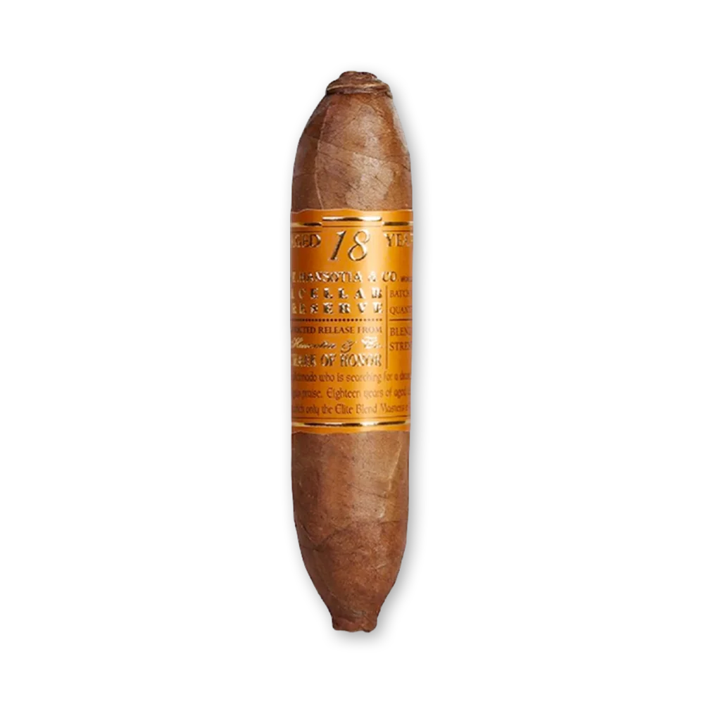 Charuto Gurkha Cellar Reserve 18 Anos Koi Perfecto em pé com anilha laranja Charuto Gurkha Cellar Reserve 18 Anos Koi Perfecto em formato perfecto, de capa marrom e anilha laranja Aged 18 Years