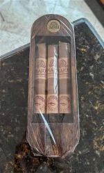 Charuto Grand Amazonia Maicé Dona Charuteira Robusto, vista lateral