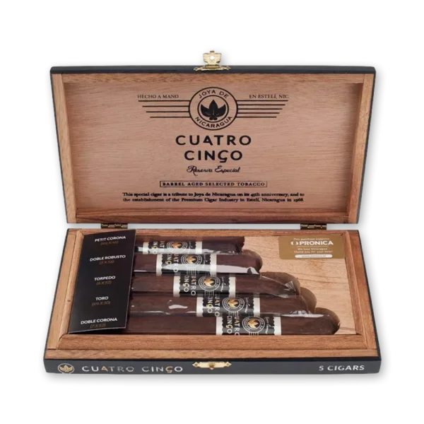Caixa preta aberta de Joya de Nicaragua Cuatro Cinco Reserva Especial com cinco charutos escuros de tamanhos diferentes
