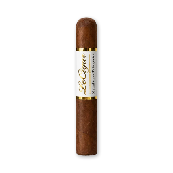 Charuto Le Cigar Robusto Criollo Brasil grosso, de capa marrom escura, com anilha branca Le Cigar Manufatura Tabaqueira