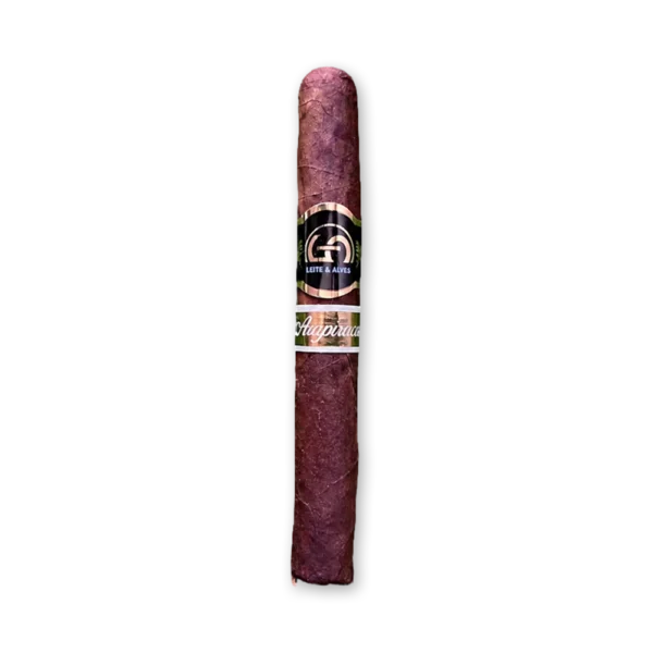 Charuto Leite & Alves Petit Corona Arapiraca, fino e reto, de capa marrom avermelhada escura e anilha branca e verde