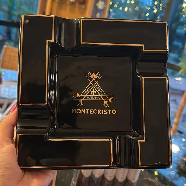 Cinzeiro de cerâmica Montecristo para 4 charutos