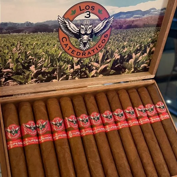 Charuto Los 3 Catedraticos Sublime Estupendo Toro com capa maduro — nicaraguense