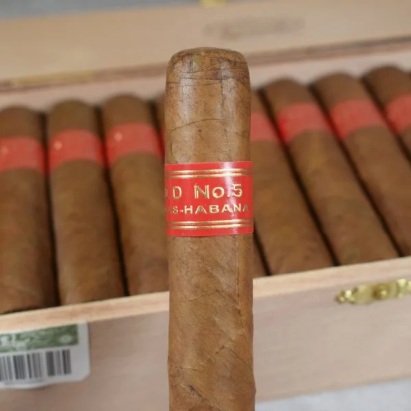 Charuto Partagas Serie D No.5 Petit Corona — cubano