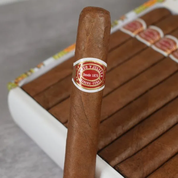 Charuto Romeo y Julieta Petit Coronas — cubano