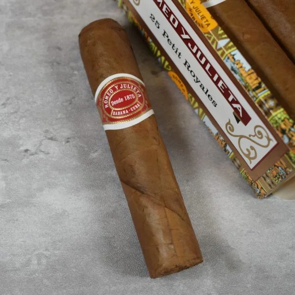 Charuto Romeo y Julieta Petit Royales Robusto com capa colorado claro — cubano