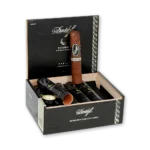 Charuto Davidoff Escurio Robusto retirado do tubo diante da caixa aberta