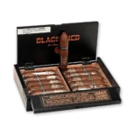Caixa preta Blackened M81 Flying Pig aberta com charutos em celofane e um charuto em pé ao centro