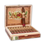 Caixa aberta da Flor de Las Antillas Torpedo Maduro com torpedos de fita vermelha no pé e um deles em pé