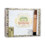 Caixa Arturo Fuente Double Chateau fechada ao lado de charuto com pé de madeira