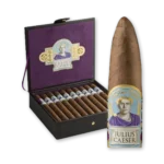Caixa preta Diamond Crown Julius Caeser Pyramid aberta com charuto ao lado