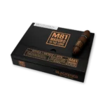 Caixa preta fechada Blackened M81 Flying Pig com um charuto apoiado sobre a tampa