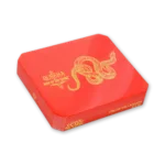 Caixa laqueada vermelha fechada de Gurkha Year of the Snake 2025 com serpente dourada na tampa