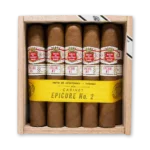 Vista de cima da caixa Cabinet com charutos Hoyo de Monterrey Epicure No.2 lado a lado e fita amarela de cetim