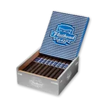 Charuto CAO Flathead V642 sobre caixa fechada com relevo prateado da série