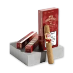 Charuto Adrian Magnus XO Cognac Toro apoiado nas caixas do sampler sobre pedestal
