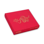 Caixa carmim fosca fechada de Gurkha Year of the Snake 2025 com serpente dourada gravada na tampa