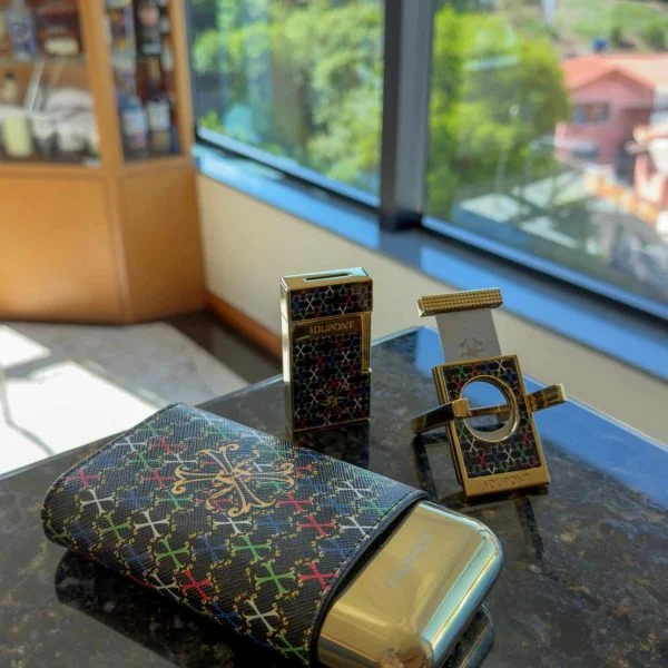 Kit S.T. Dupont com acessórios e charutos Fuente Opus X em caixa presente