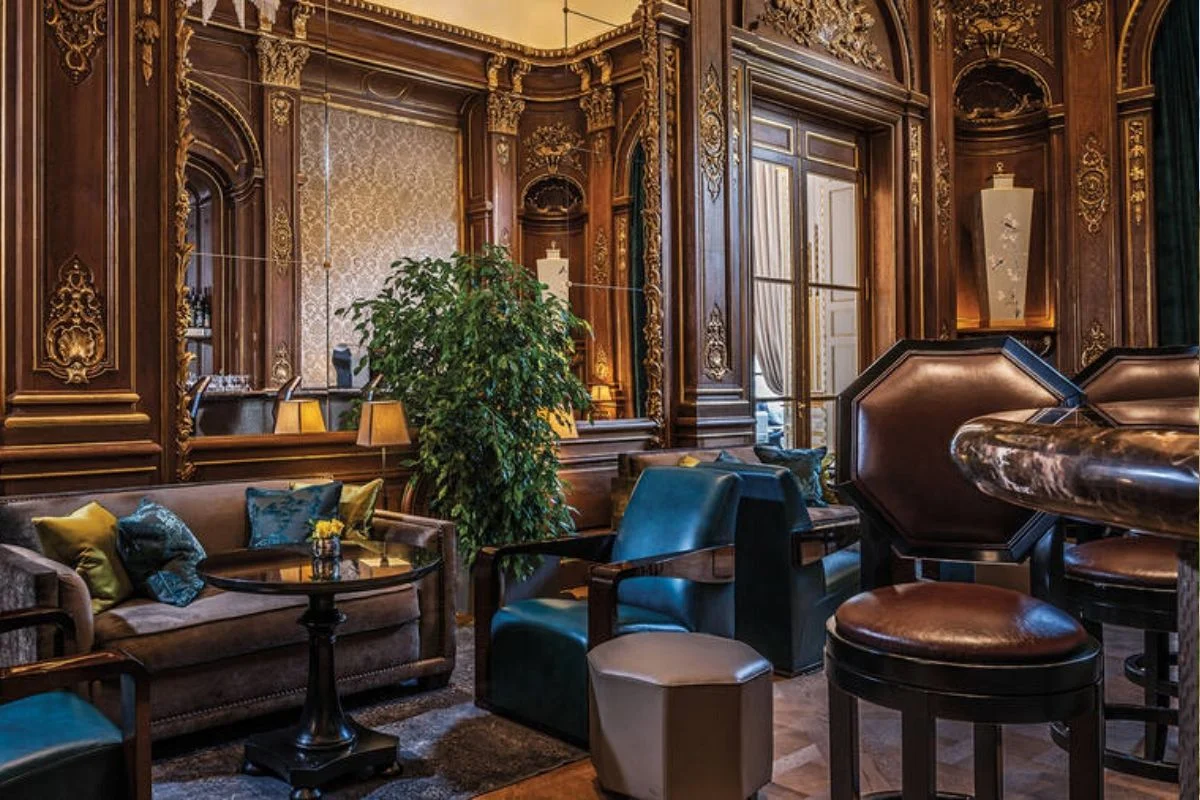 Interior elegante de cigar lounge europeu com walk-in humidor e poltronas de couro