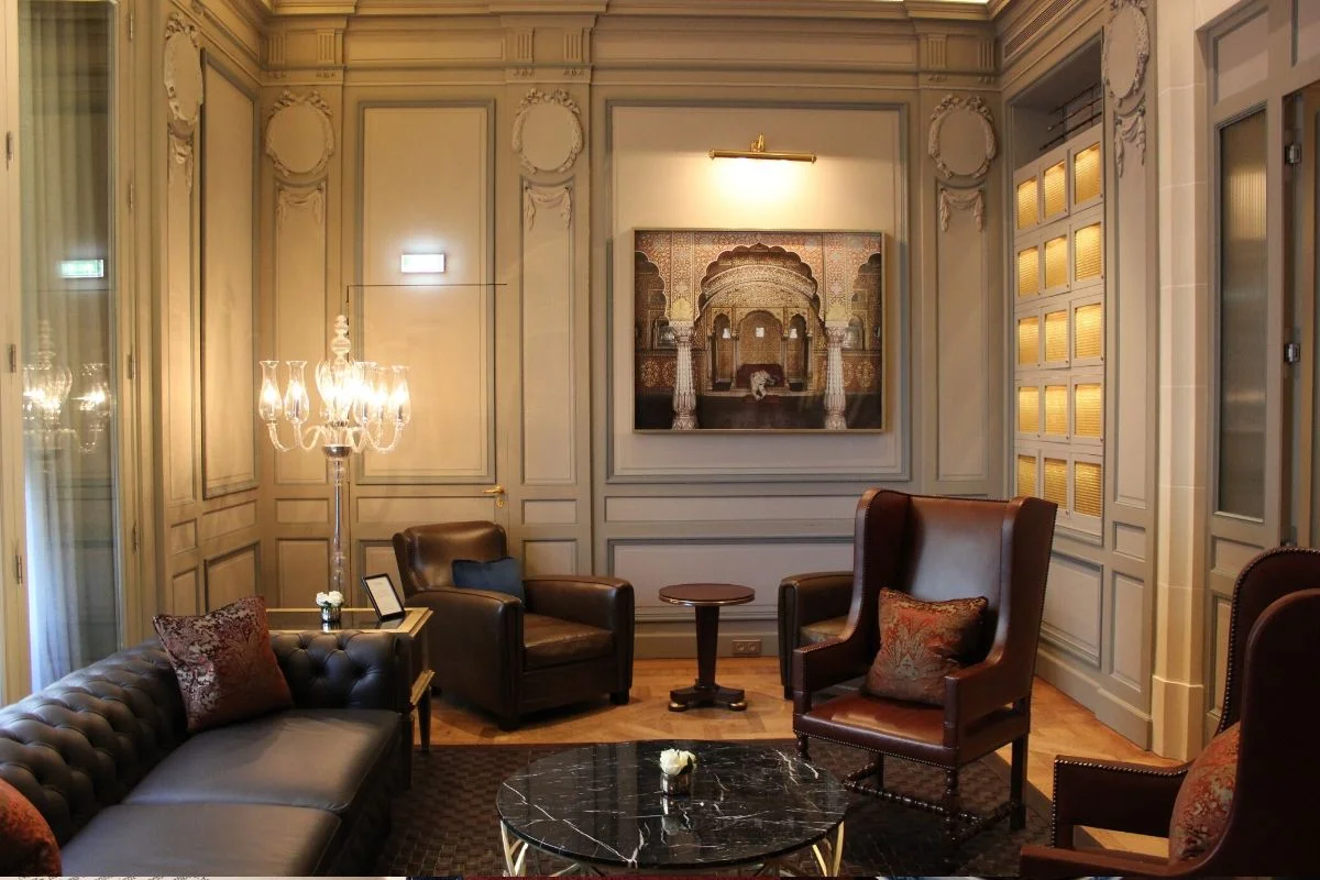 Terraço de cigar lounge com vista panorâmica, charutos e destilados sobre mesa elegante