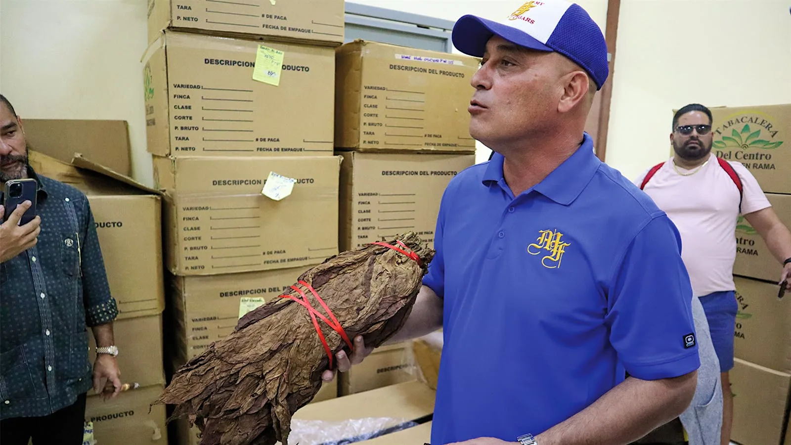 Vista da fábrica My Father Cigars em Estelí, Nicarágua, com operários torcendo charutos em bancadas tradicionais