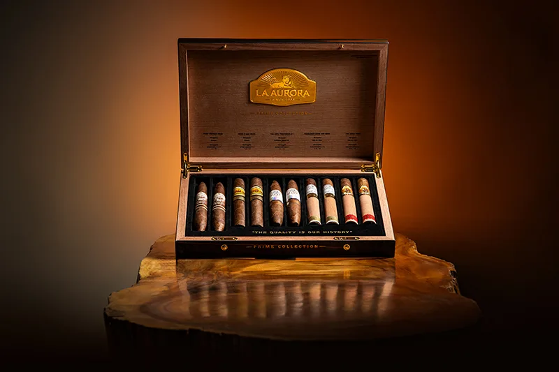Folhas de tabaco de capa escura San Andrés e Connecticut Broadleaf lado a lado sobre superfície de madeira rústica