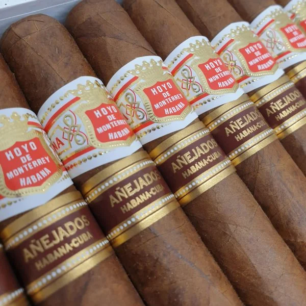 Charuto Hoyo de Monterrey Hermosos No.4 Corona — cubano