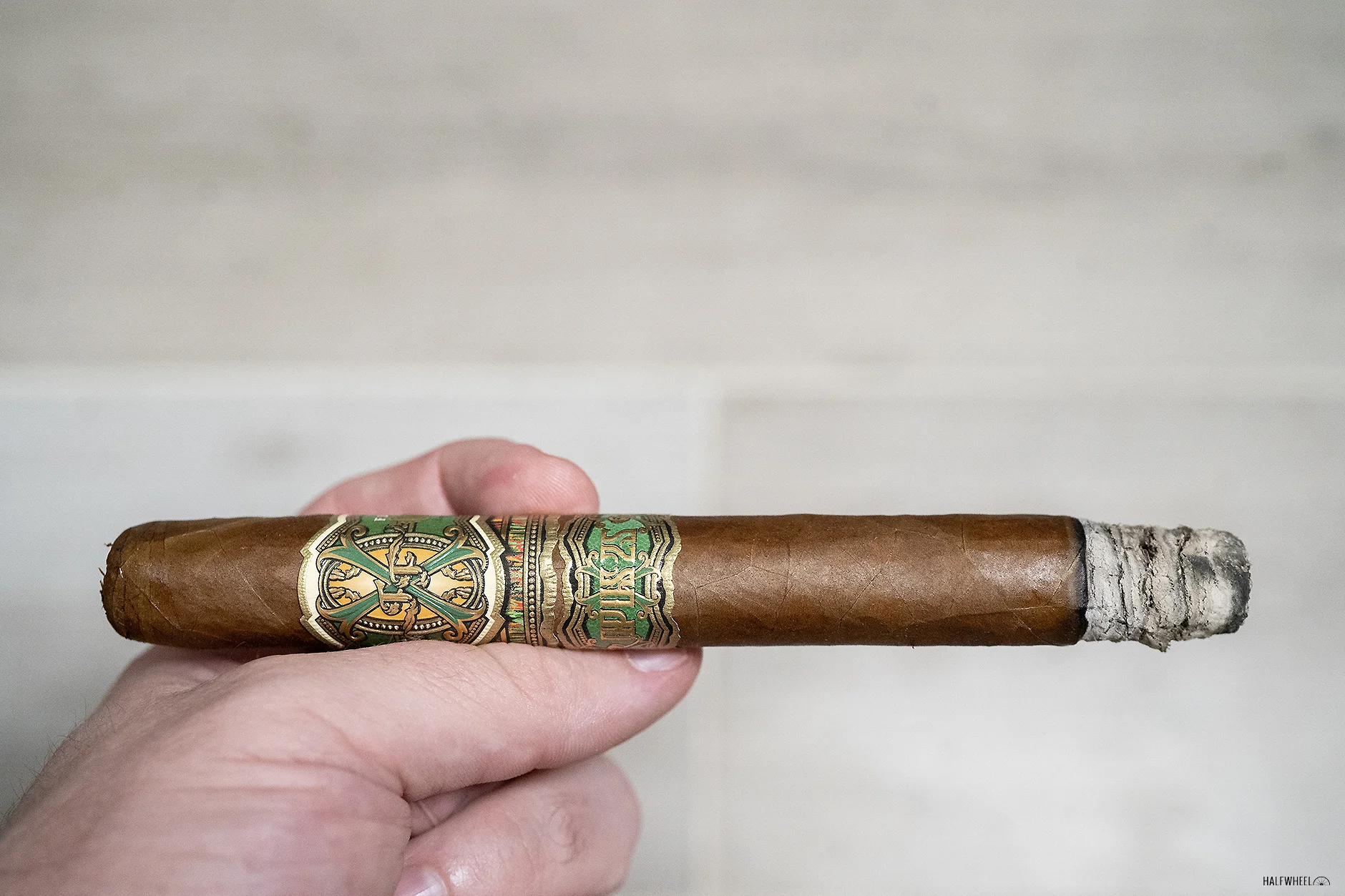 Anilha OpusX Arturo Fuente vermelha e dourada close-up