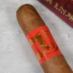 Charuto Inca Robusto com capa colorado