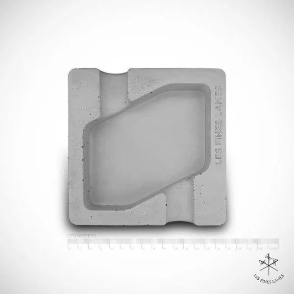 Detalhe das canaletas do cinzeiro MONAD concreto cinza Les Fines Lames
