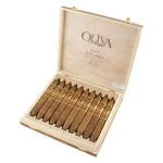 Charuto Oliva Melanio GR Figurado com capa colorado, detalhe de construção — nicaraguense