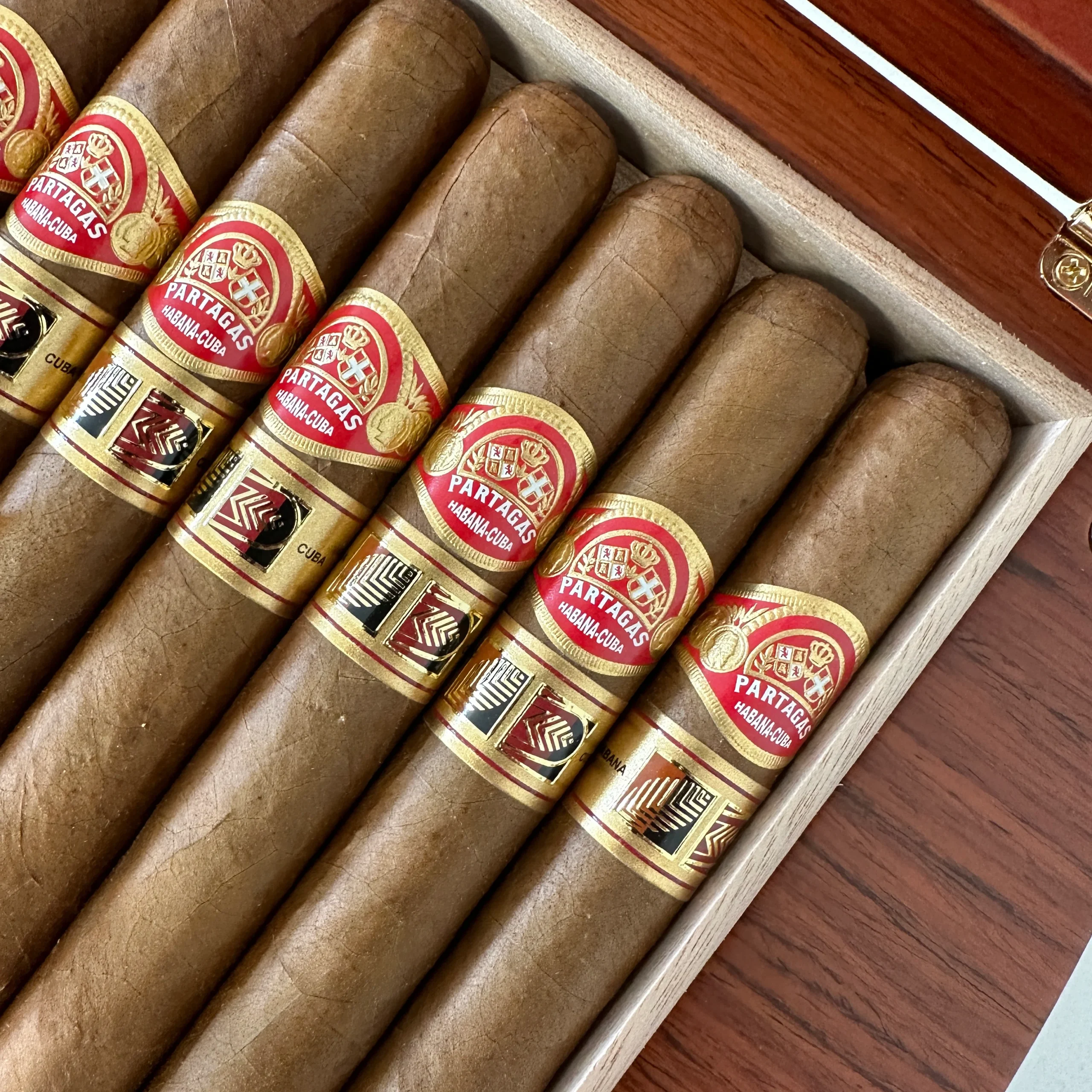 partagas_charuto-partagas-aliados-especialista-lcdh-unidade_08 Charuto Partagas Lonsdale com capa colorado maduro — cubano