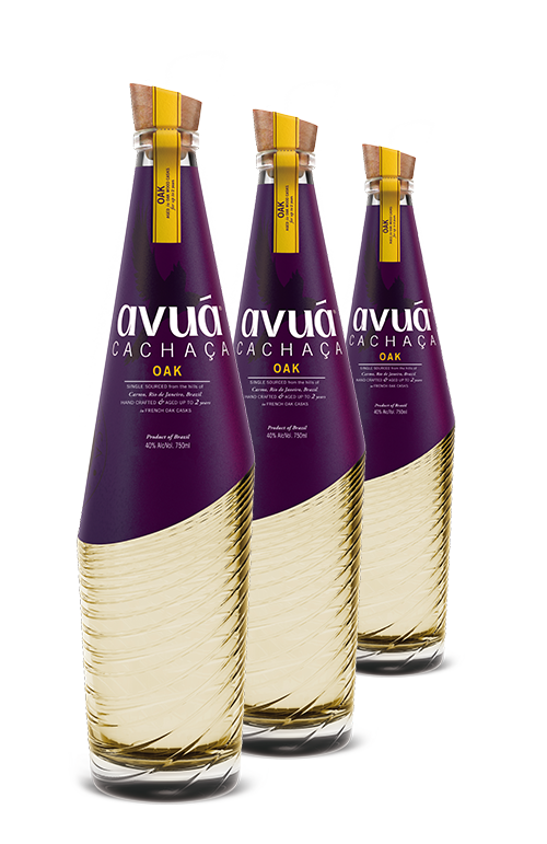Seleção de cachaças premium brasileiras Avuá Amburana, Yaguara Ouro e Leblon Reserva Especial com charutos ao lado