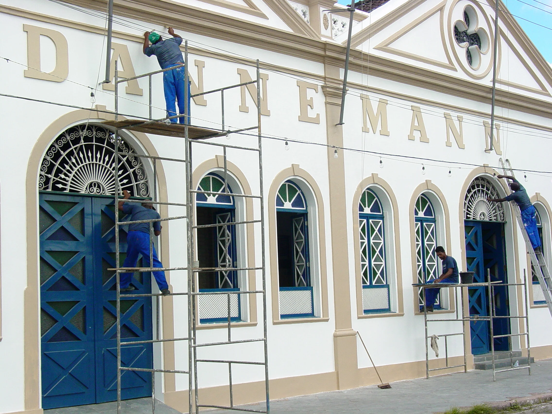 Vista histórica da fábrica Dannemann em São Félix, Bahia, à beira do Rio Paraguaçu