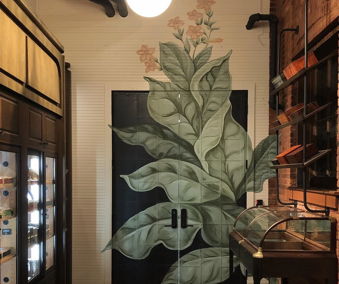 Torcedores de charutos artesanais trabalhando em fábrica de Ybor City, Tampa