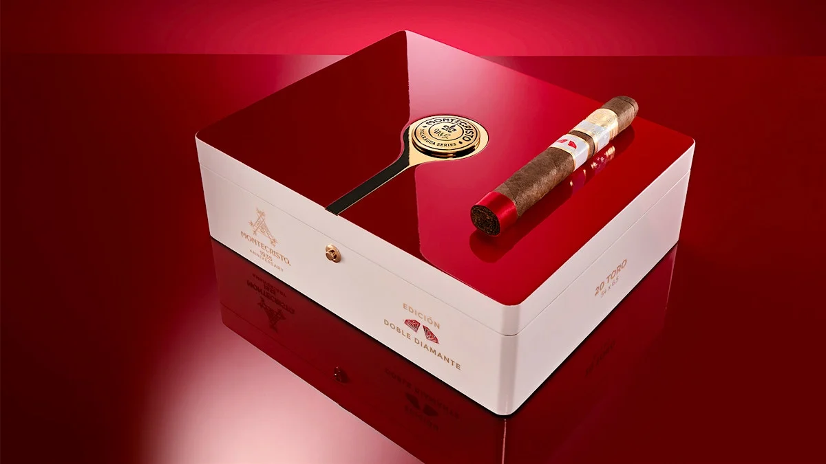 Detalhe de folhas de tabaco premium selecionadas para charutos de luxo, mostrando a qualidade e cuidado na seleção da capa