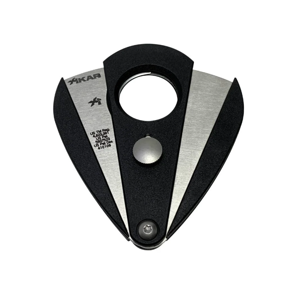 Cortador de charutos Xikar Xi2 em fibra de carbono preto, vista lateral