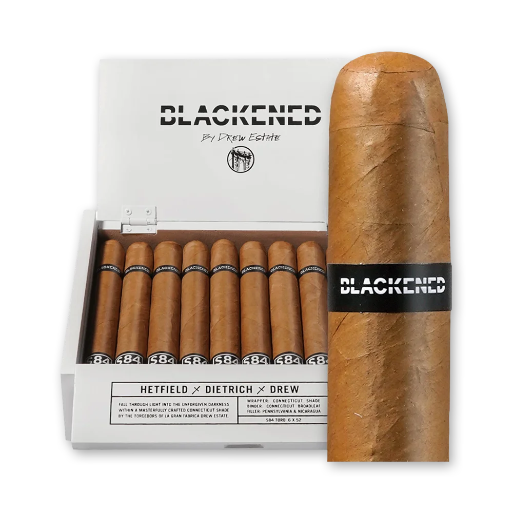 Caixa Blackened S84 Toro com charuto em destaque ao lado Charuto Blackened S84 Shade to Black em pé ao lado da caixa aberta