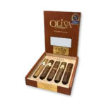 Caixa de madeira aberta do kit Oliva Robusto Sampler, com tampa ilustrada e cinco charutos de séries diferentes