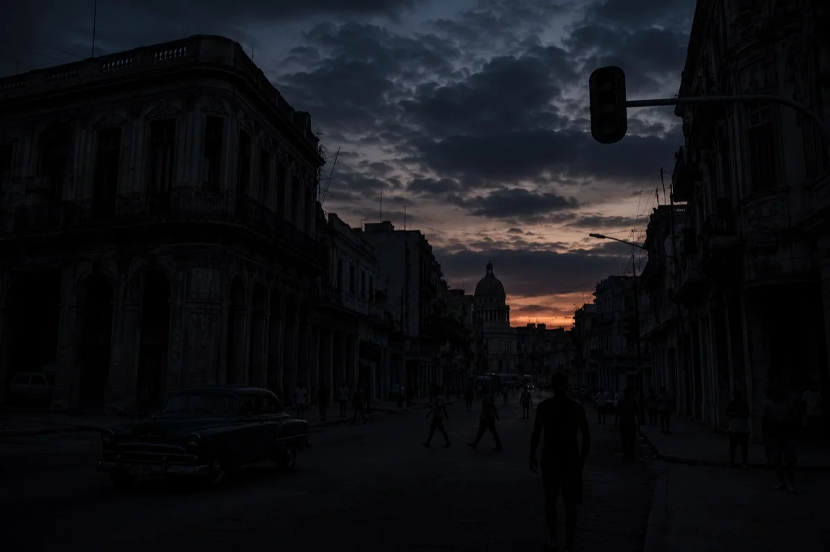 Rua de Havana durante apagão ao anoitecer, prédios sem iluminação, retrato da crise energética cubana