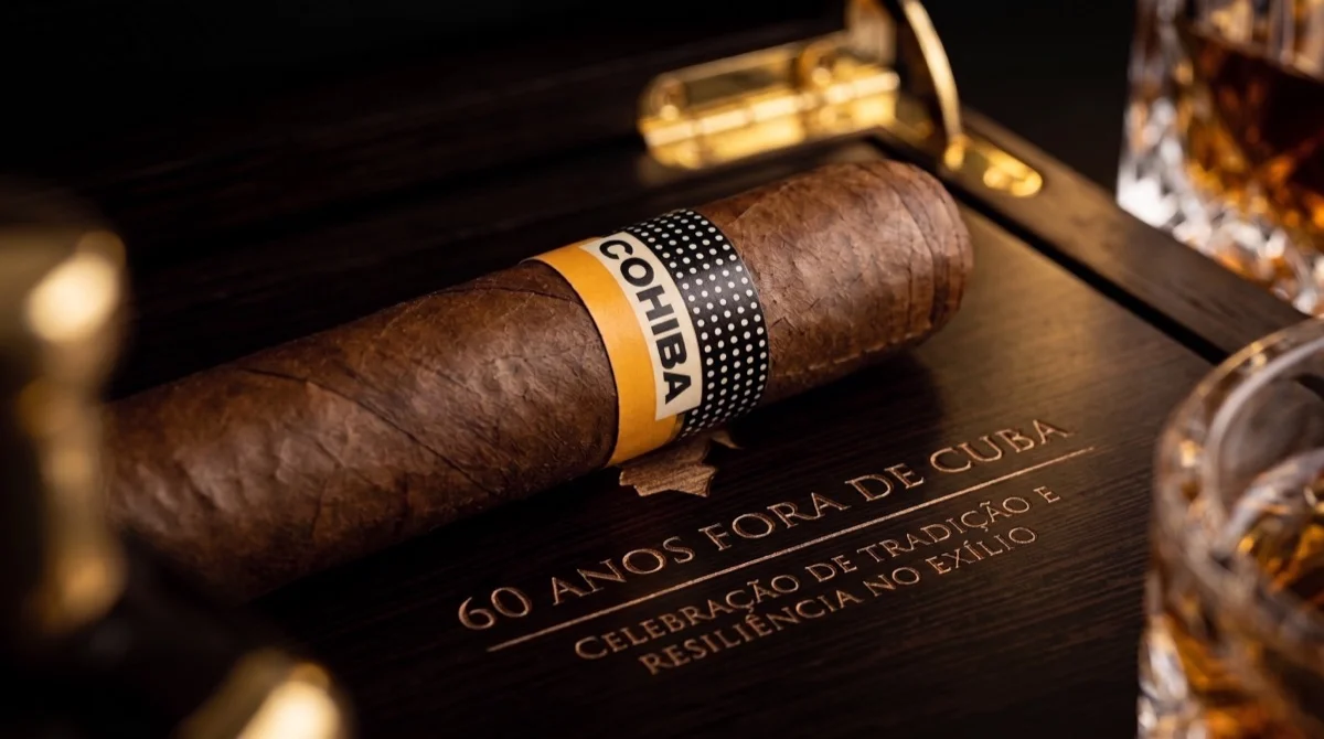 Close de um Cohiba com a anilha clássica sobre fundo escuro, 60 anos da marca comemorados fora de Cuba