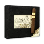 Caixa preta texturizada Rocky Patel Decade com charuto Toro apoiado na lateral