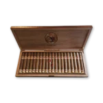 Caixa de madeira aberta com vinte charutos Romeo y Julieta Amantes enfileirados, com anilhas vinho e douradas